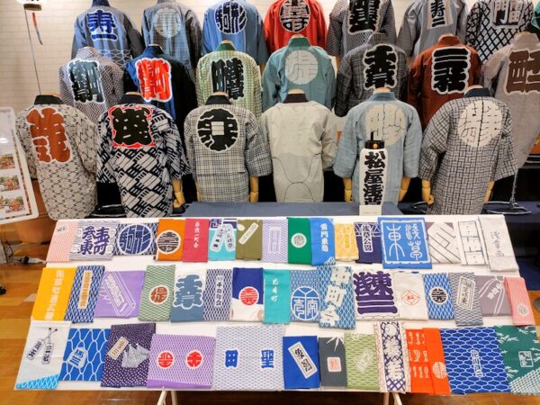 浅草神社氏子44町会の半纏と手ぬぐい