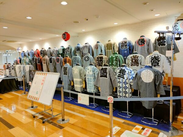 浅草エキミセで氏子町会の半纏展示