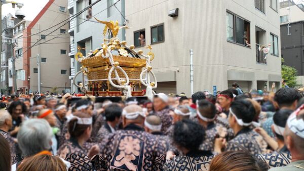 鳥越神社本社神輿の栄久町会渡御