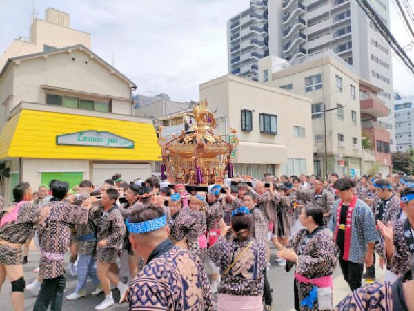 鳥越本社神輿の栄久町会渡御