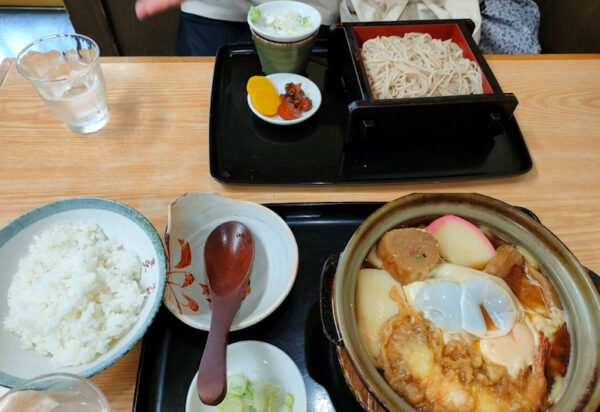 墓参帰りの遅い昼食は日本蕎麦屋で