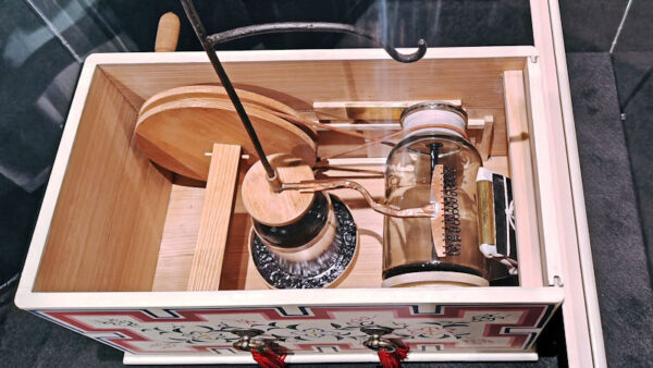 平賀源内作のエレキテルの模型（？）の展示も有りました。