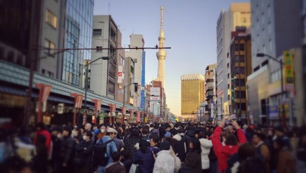 令和８年元旦の午後、雷門前の賑わい