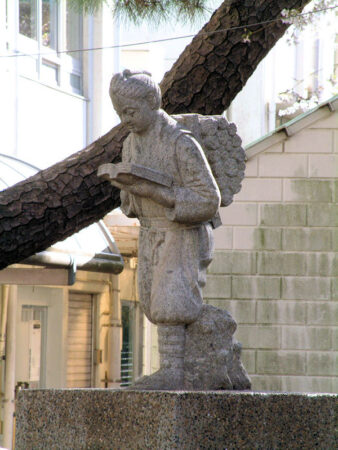 目黒区立田道(でんどう)小学校の二宮金次郎像
