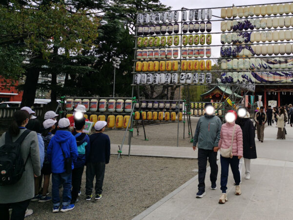 ボランティアガイド(?)さんが、小学生相手に熱弁中