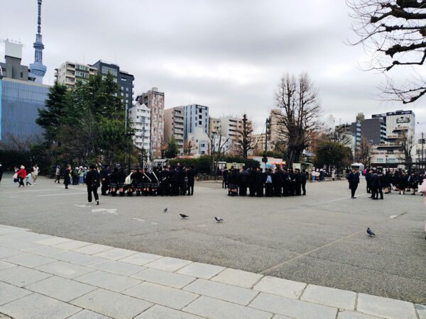 三社様の前の広場で記念撮影