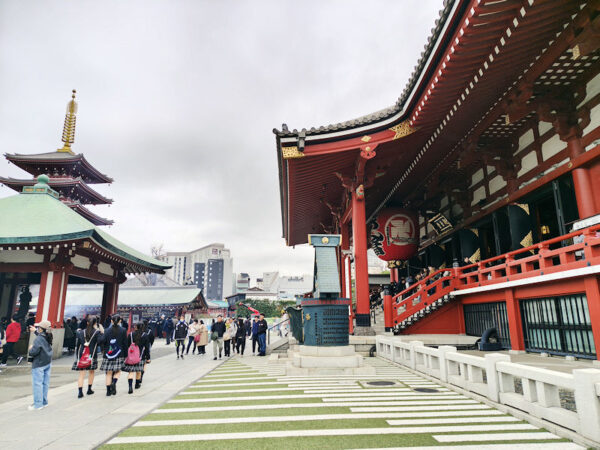 修学旅行（？）がいっぱいの観音様境内01