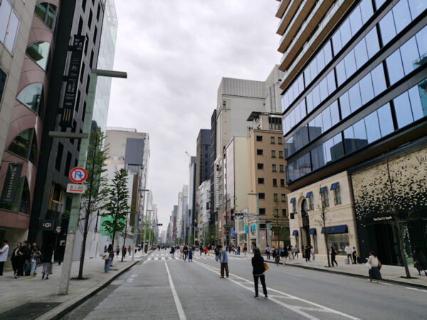 銀座のホコ天も４丁目の交差点以外は空いてました。