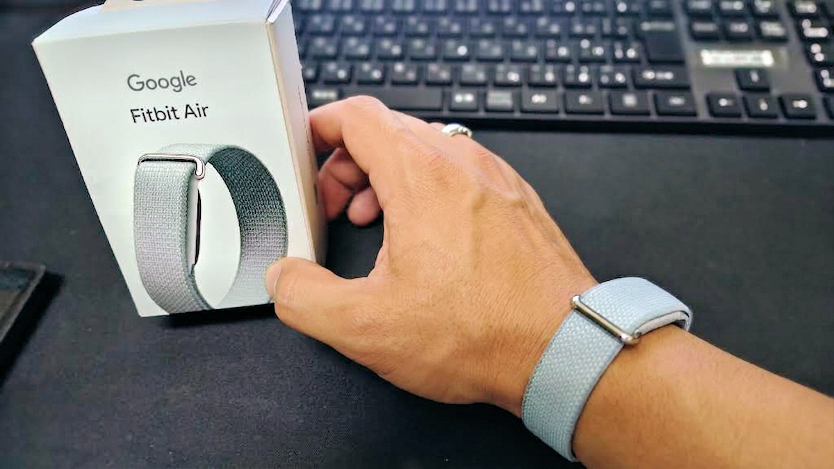 GoogleFitbitAirを着けた青年の腕byGeminiの加工後