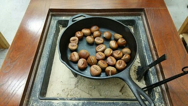 晩秋の愉しみ！火鉢で焼き栗